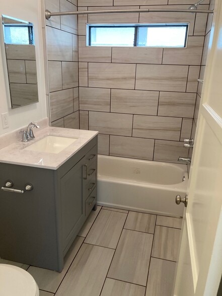Bath - 10662 Wilkins Ave