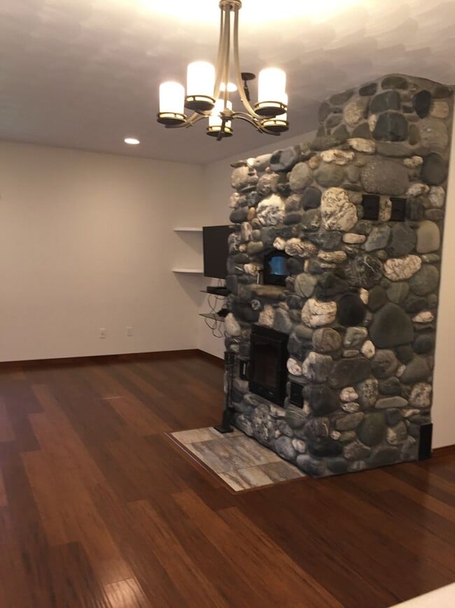 Building Photo - AMAZING 5 bed/3 bath/2 car garage home in ...