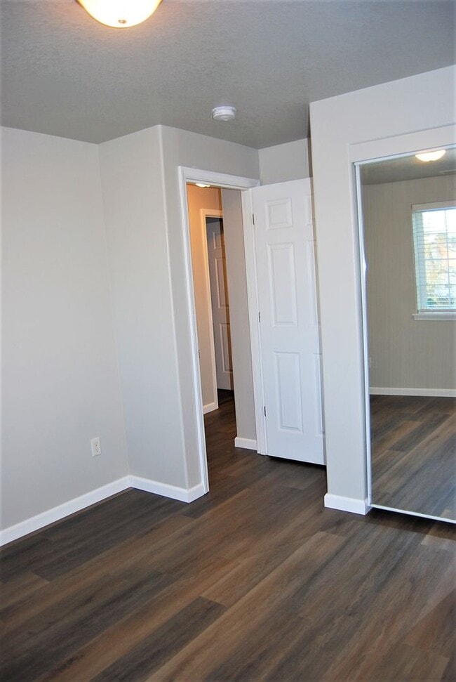 Building Photo - 4 bedroom 2.5 Bath NE Salem OR