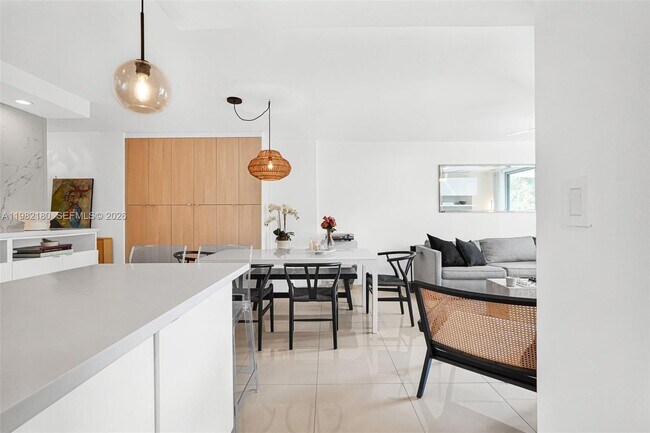 Building Photo - 1605 Bay Rd