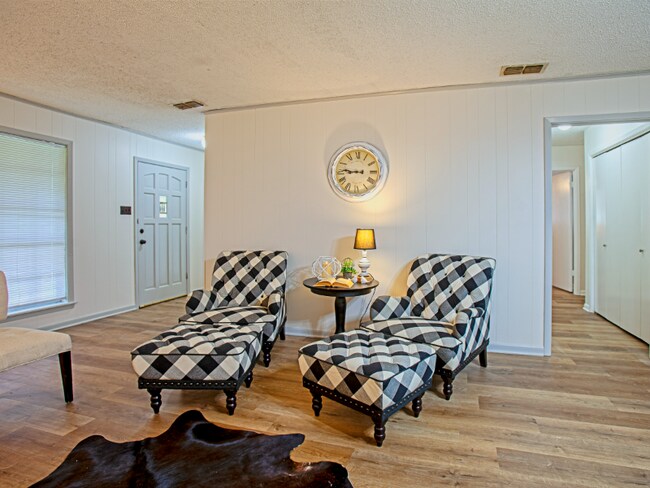 Building Photo - 2202 Aberdeen Dr