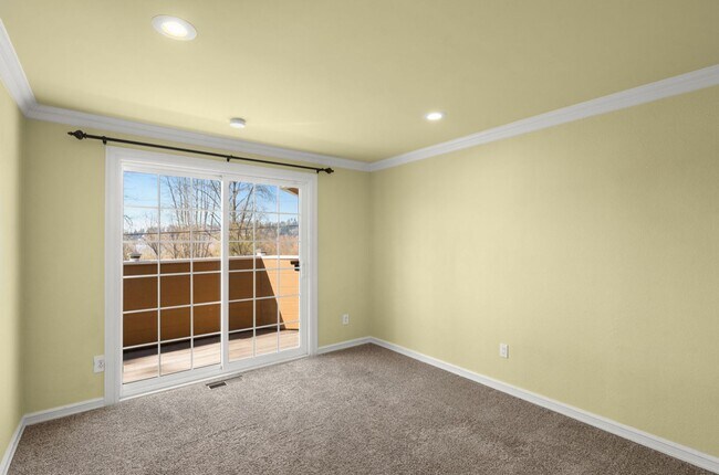 Building Photo - Luxurious home with tasteful updates throu...