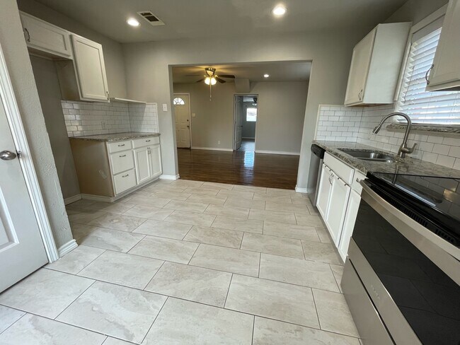 Building Photo - 613 S Andrews Ave