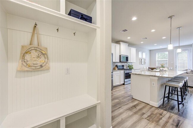 Building Photo - 9834 Rugged Oaks Dr