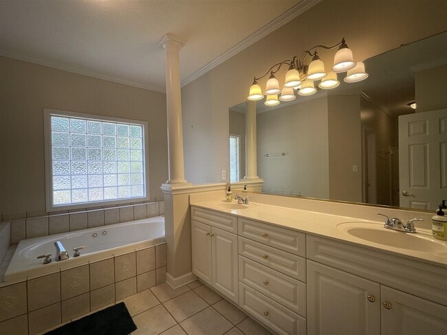 Building Photo - 11 Hialeah Pl