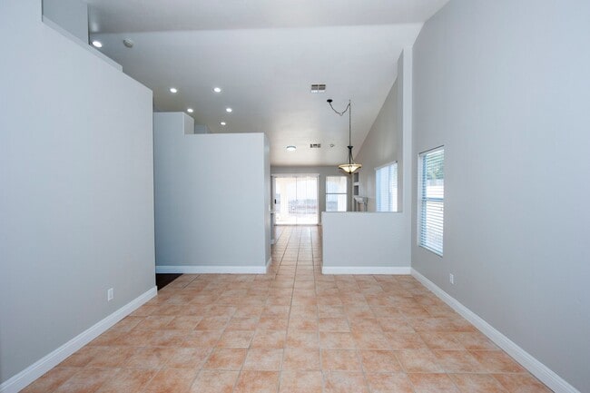 Building Photo - 921 E English Heather Dr