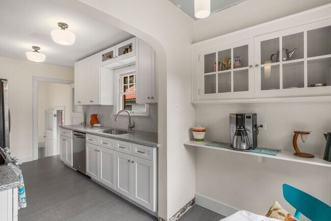Building Photo - 3 Bed 2 Bath South Hill Spokane home offering all the updates..