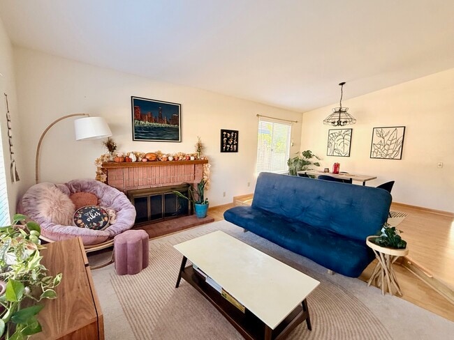 Building Photo - 13940 Barrymore St