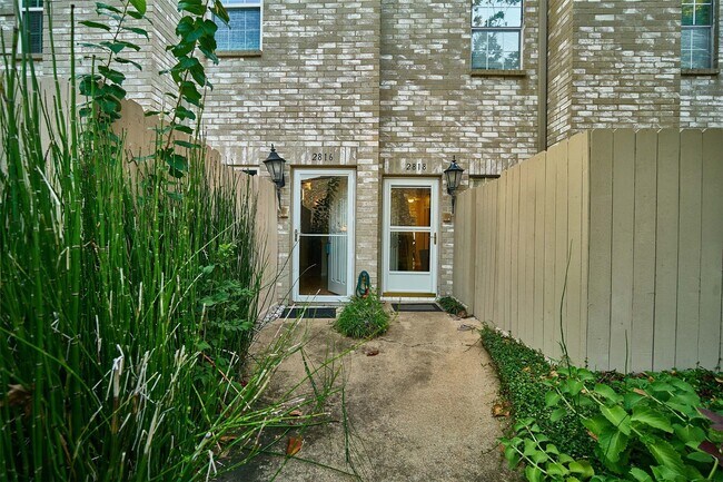 Building Photo - 2816 Holly Hall St