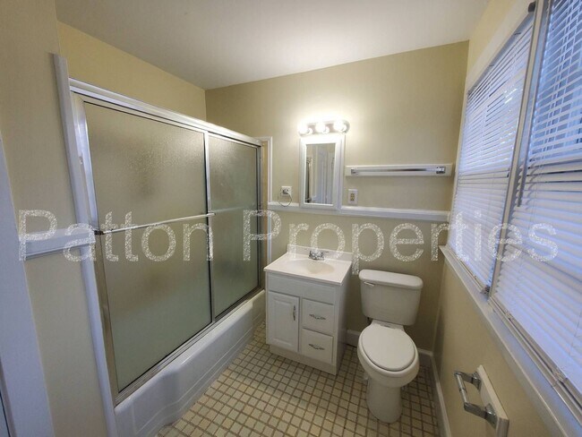 Building Photo - 700-702 S. Edisto Ave. - Inside CoC - R11212-15-01