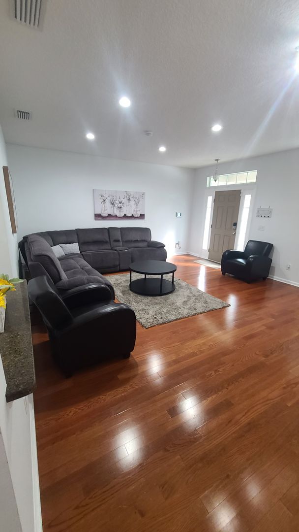 Building Photo - 4BR/3BA Gorgeous, fully-furnished home rea...