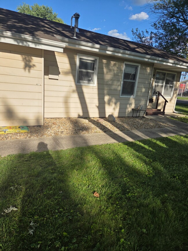 Building Photo - 1502 N Ridgeway Ave