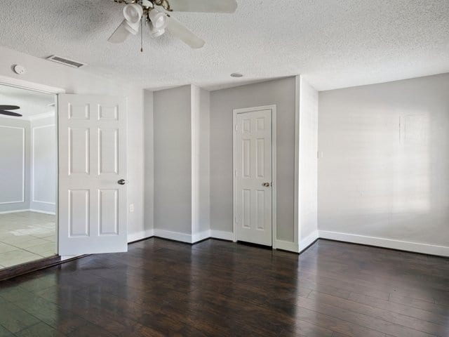 Building Photo - 830 E Linda Dr