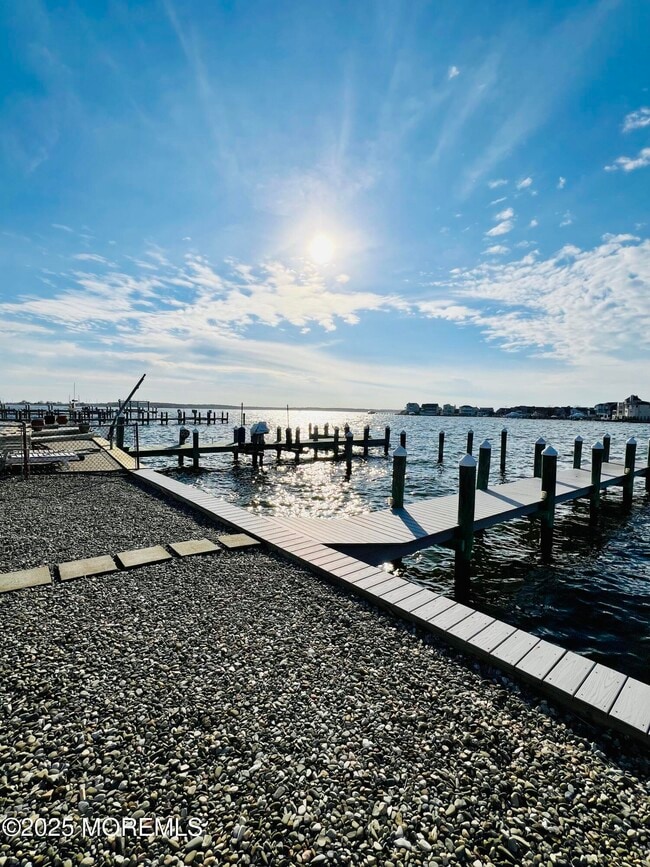 Building Photo - 517 Bayview Dr