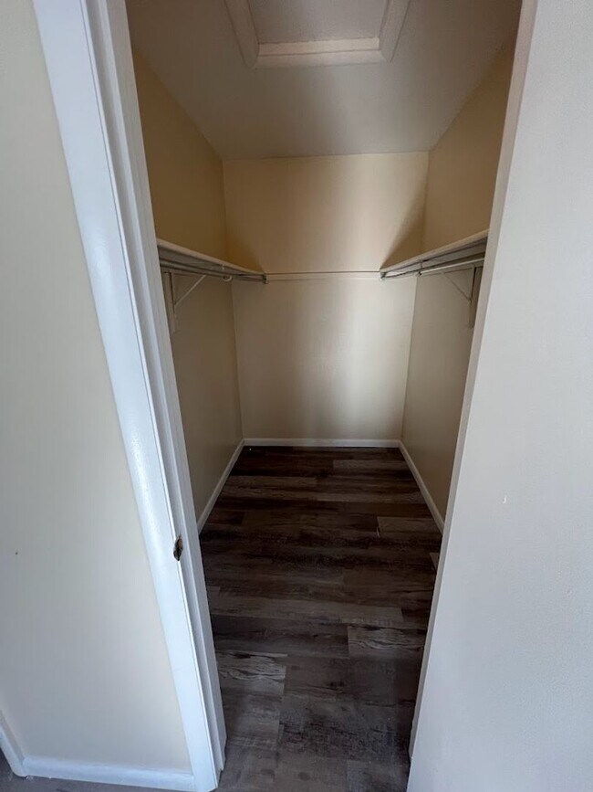 Building Photo - Newly updated 2nd floor Laurel Springs condo, Exeter Township