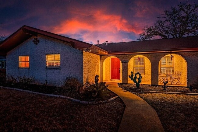 Building Photo - 1208 Crenwelge Dr