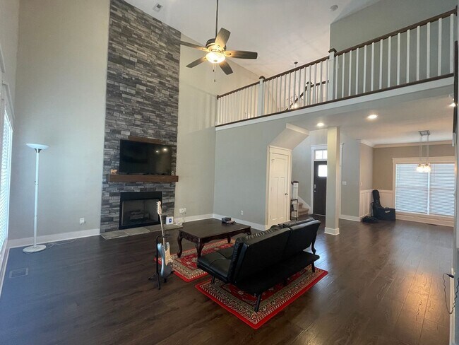 Building Photo - 5 Bedroom 3 1/2 Bath Home For Rent!