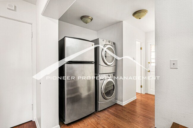 Building Photo - Spacious Home with Fenced Yard and Washer/Dryer