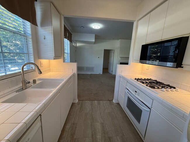 Building Photo - 1BR/1BA Condo w/ ASSIGNED PARKING for rent near Del Mar AVAILABLE NOW!