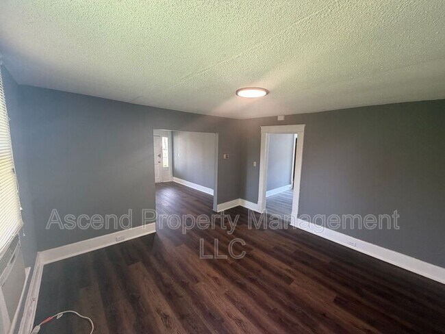 Building Photo - 2104 Laura St