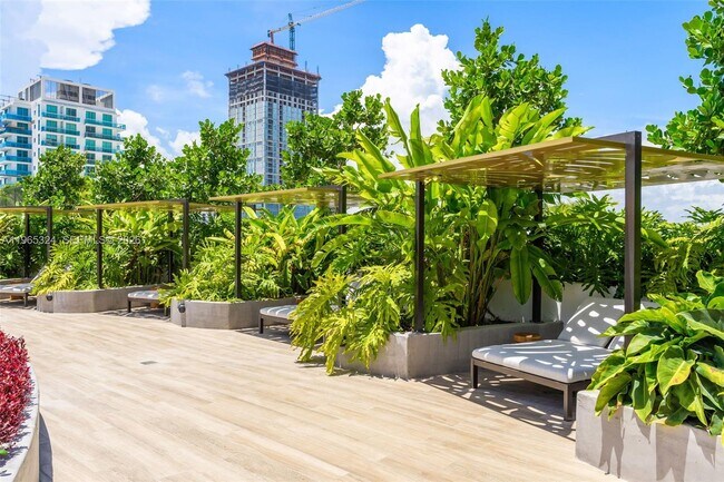 Building Photo - 700 NE 24th St