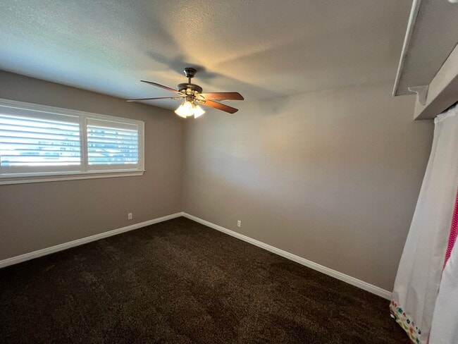 Building Photo - Great home with a Great Family Room