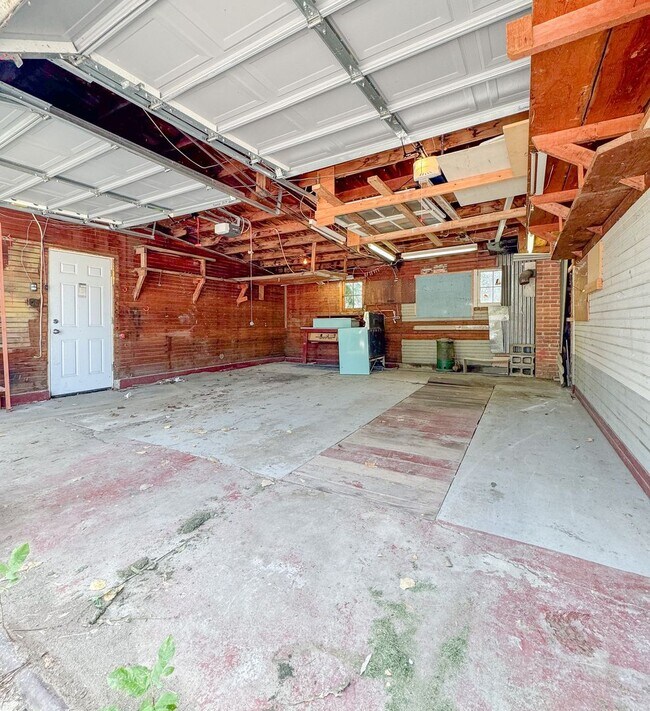 Building Photo - 2 BED/ 2 BATH SINGLE FAMILY HOME