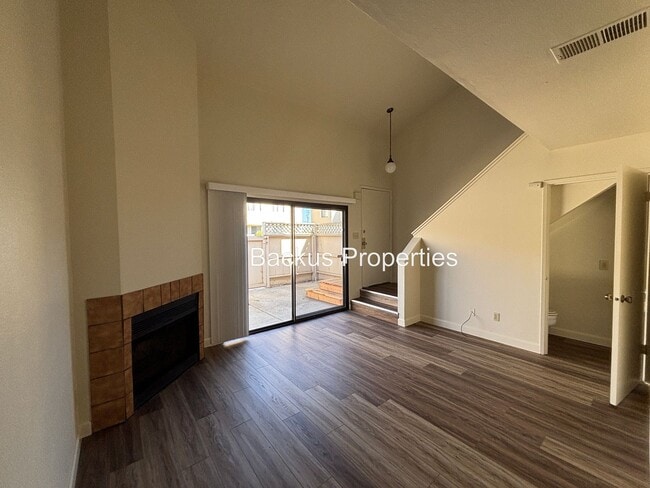 Building Photo - Private townhuse style condo facing grassy...