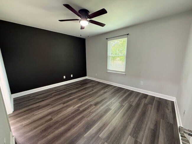 Building Photo - Pensacola - Springdale Forest - 3 bedroom, 2 bathroom