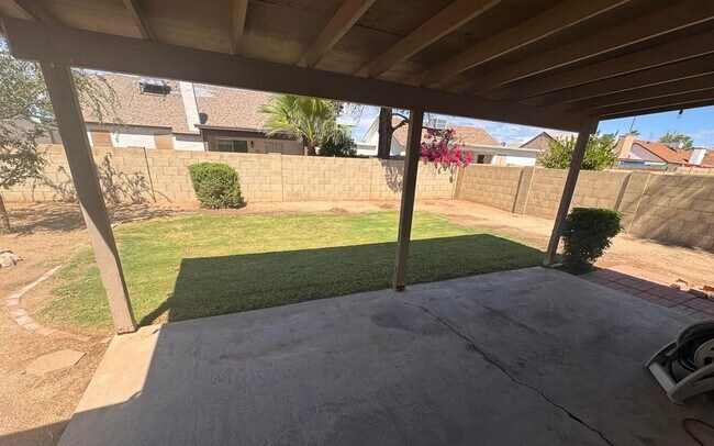 Building Photo - 3 bedroom at Peoria & 59th Ave