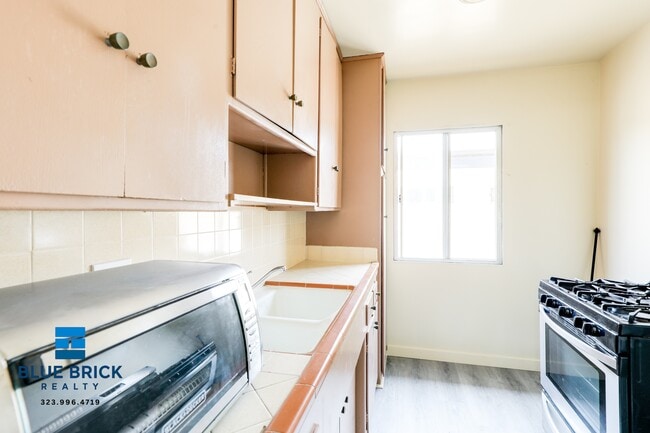 Building Photo - 1055 N El Centro Ave