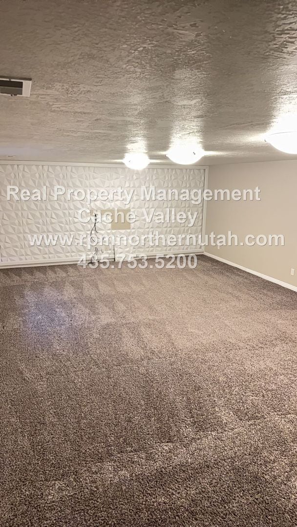 Building Photo - 4 Bedroom in Cobble Stone Gated Community in Providence!