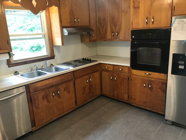 Stainless Refrigerator with ice/water in door, stainless dishwasher and vent fan - 331 Green Briar Rd