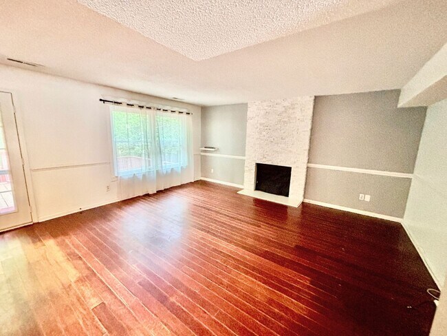 Building Photo - 4 bedroom/ 2.5 bathroom- Village Square of Williamsburg