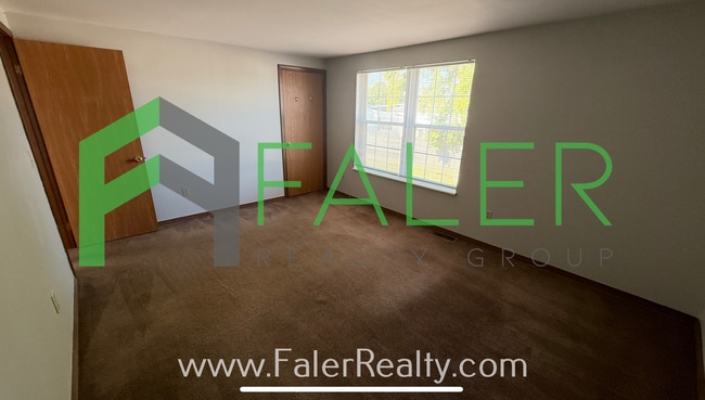 Building Photo - 2 Bed, 1.5 Bath Townhome
