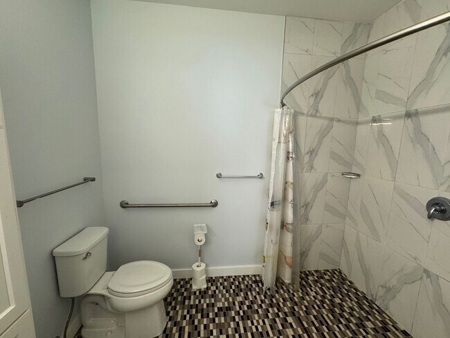 Building Photo - Beautiful 2 Bedroom 2 Bath Apartment on Ma...