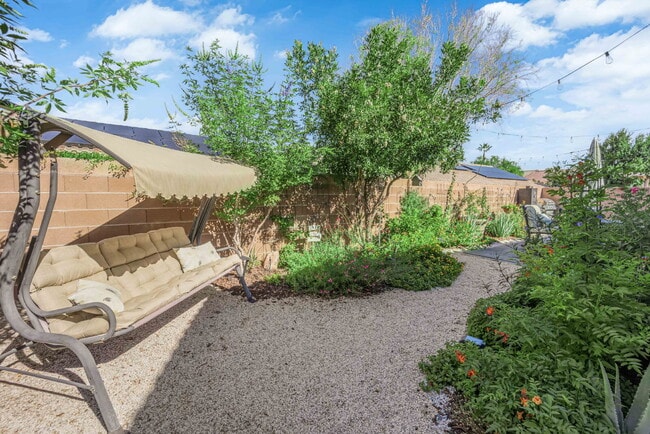 Building Photo - Don't miss out on this super cute 2-bedroo...