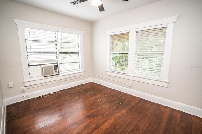 Building Photo - 409 E Jean St