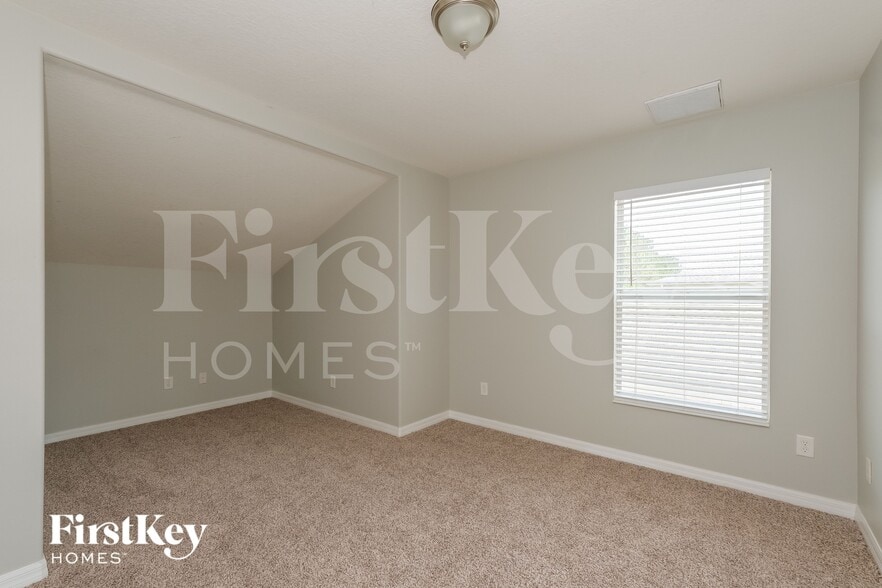 Building Photo - 7847 Foxgrove Dr