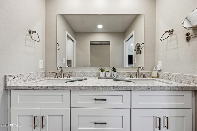 Building Photo - 7340 N Vía Camello Del Norte