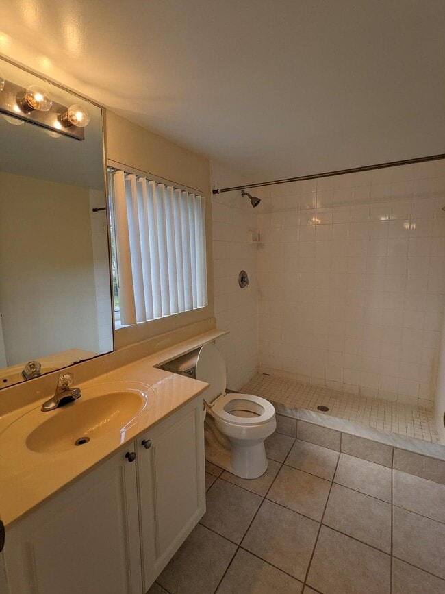 Building Photo - 1000 Crestwood Ct S