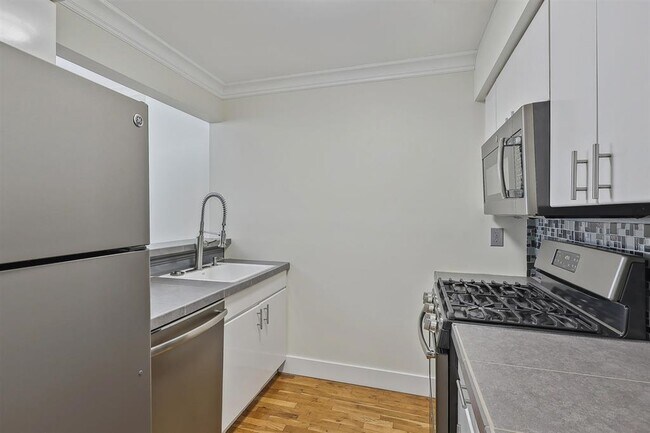 Building Photo - 205 10th St