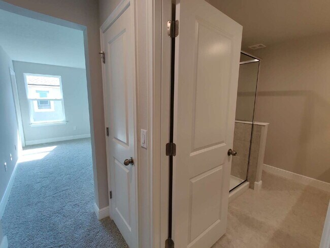 Building Photo - Beautiful 3-Bedroom Townhome in Gated Avea Pointe