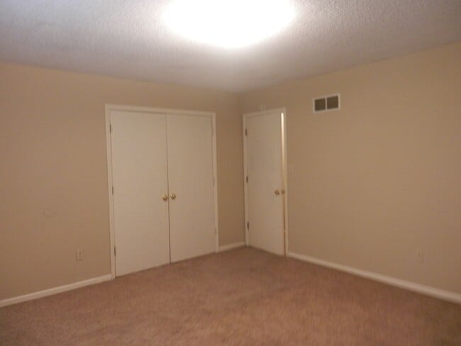 Building Photo - Quality 3 Bedroom 1.5 Bathroom Townhouse