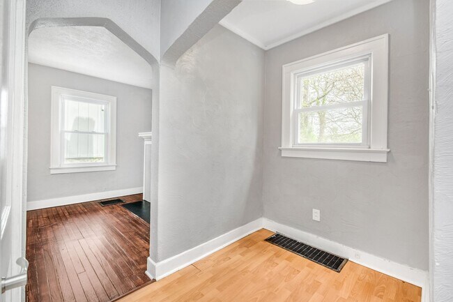 Building Photo - AVAILABLE AUGUST 1ST! DON'T MISS THIS BEAUTIFUL 2-BEDROOM HOME IN CLAIRTON!