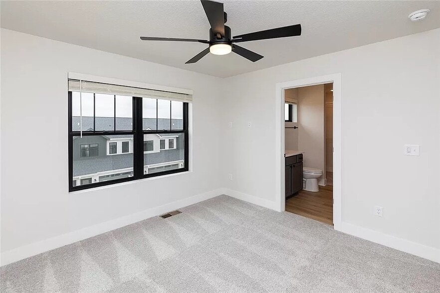 Building Photo - 2833 SW Prairie Trail Pky