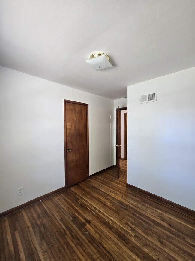 Building Photo - 1121 Luther E