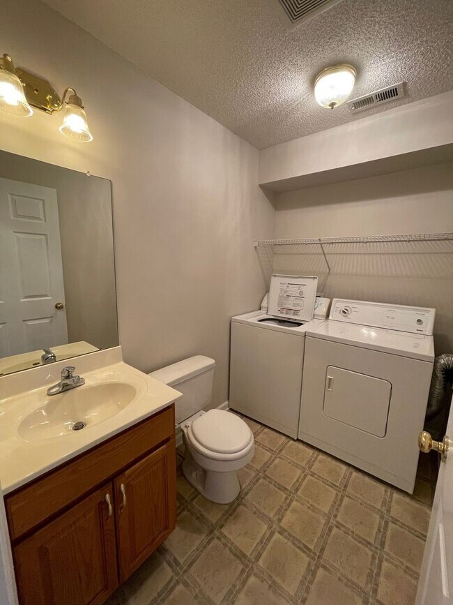 Building Photo - Great Location!  Townhouse with a Garage