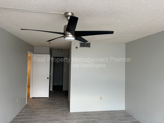 Building Photo - 1100 St Charles Pl