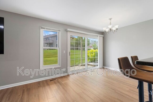 Building Photo - 1851 Fox Run Dr